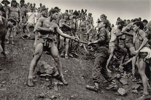 Minerador e policial disputam na Serra Pelada, 1986. Foto de Sebastião Salgado.