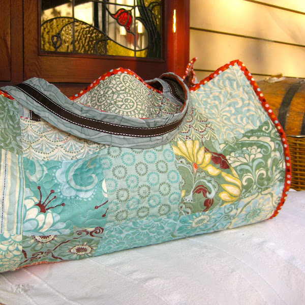 Thanks to ReannaLily Designs for the free beach bag pattern (pdf).