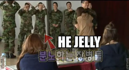 ท. ทหารโอบกอด Jiyeon เกิร์ลกรุ๊ป T-ara