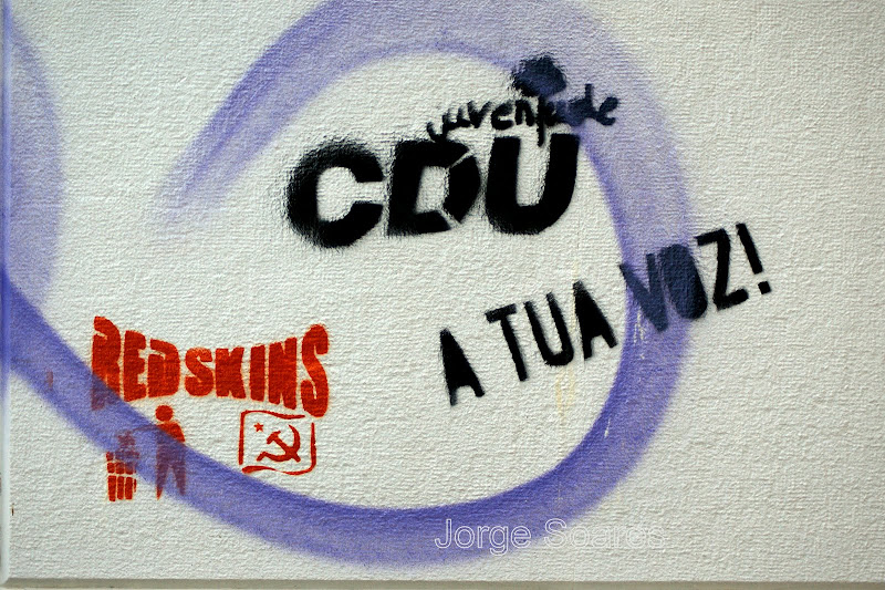 Recados gráficos, a isto chama-se sujar a parede, não fazer politica