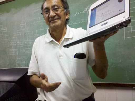 Profesor Farfan muestra una de las netbook a los alumnos