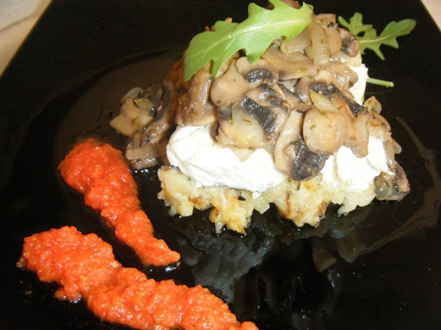 Bacalao con champinon sobre cama de patatas y cebolla en salsa de piquillos en Pudding  de  bacalao con salsa de piquillos