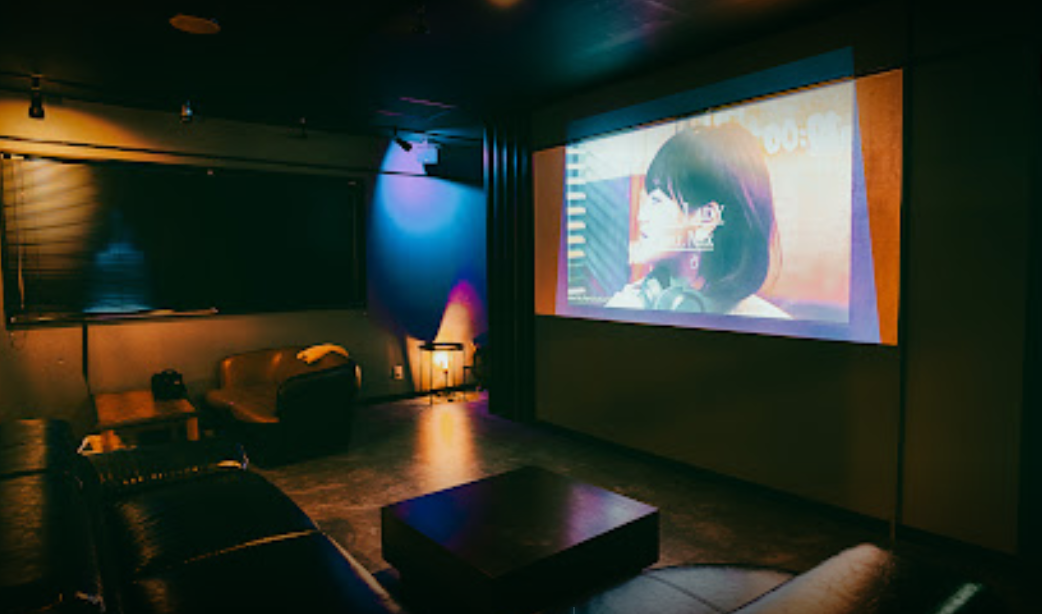 机の上にあるテレビの画面

中程度の精度で自動的に生成された説明
