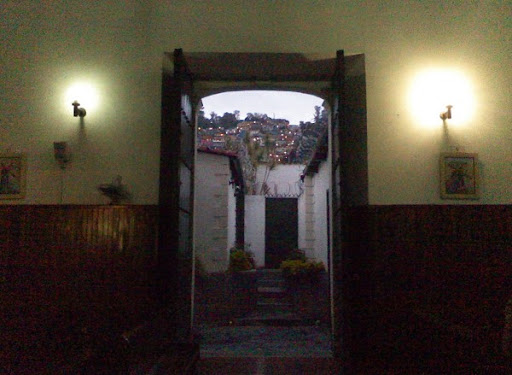 En la noche, afuera de la iglesia, el barrio El Calvario Municipio El Hatillo Caracas Venezuela