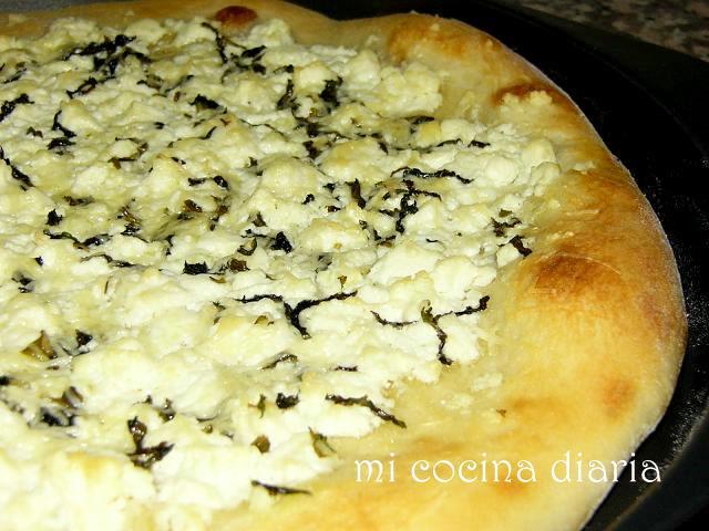 Focaccia con feta, queso de cabra y menta (Фокачча с фетой, козьим сыром и мятой)