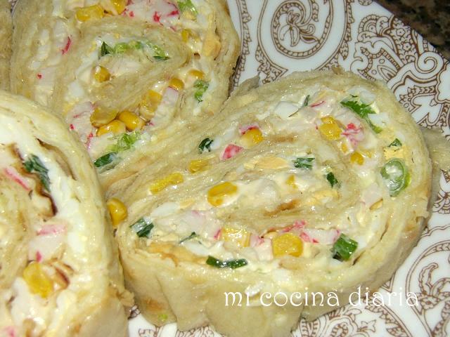 Rollo de pan armenio Lavash, palitos de surimi y queso (Рулет из лаваша, крабовых палочек и сыра)