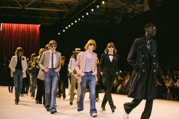 Y2K style được dùng để chỉ xu hướng thời trang chủ đạo với quần cạp trễ, quần ống loe, áo khoác da,... của những năm 1993 - 2003