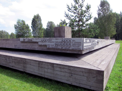 22 марта 1943 года фашисты уничтожили деревню Хатынь с ее жителями. В Белоруссии оккупанты превратили в руины 209 городов и городских поселков, 9200 сел и деревень. От рук захватчиков пало 2230000 советских граждан. Это никогда не будет забыто!