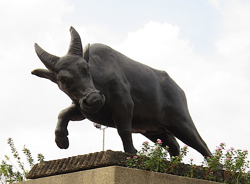 tamaraw sculpture at the entrance of the Quirino Grandstand in Rizal Park
