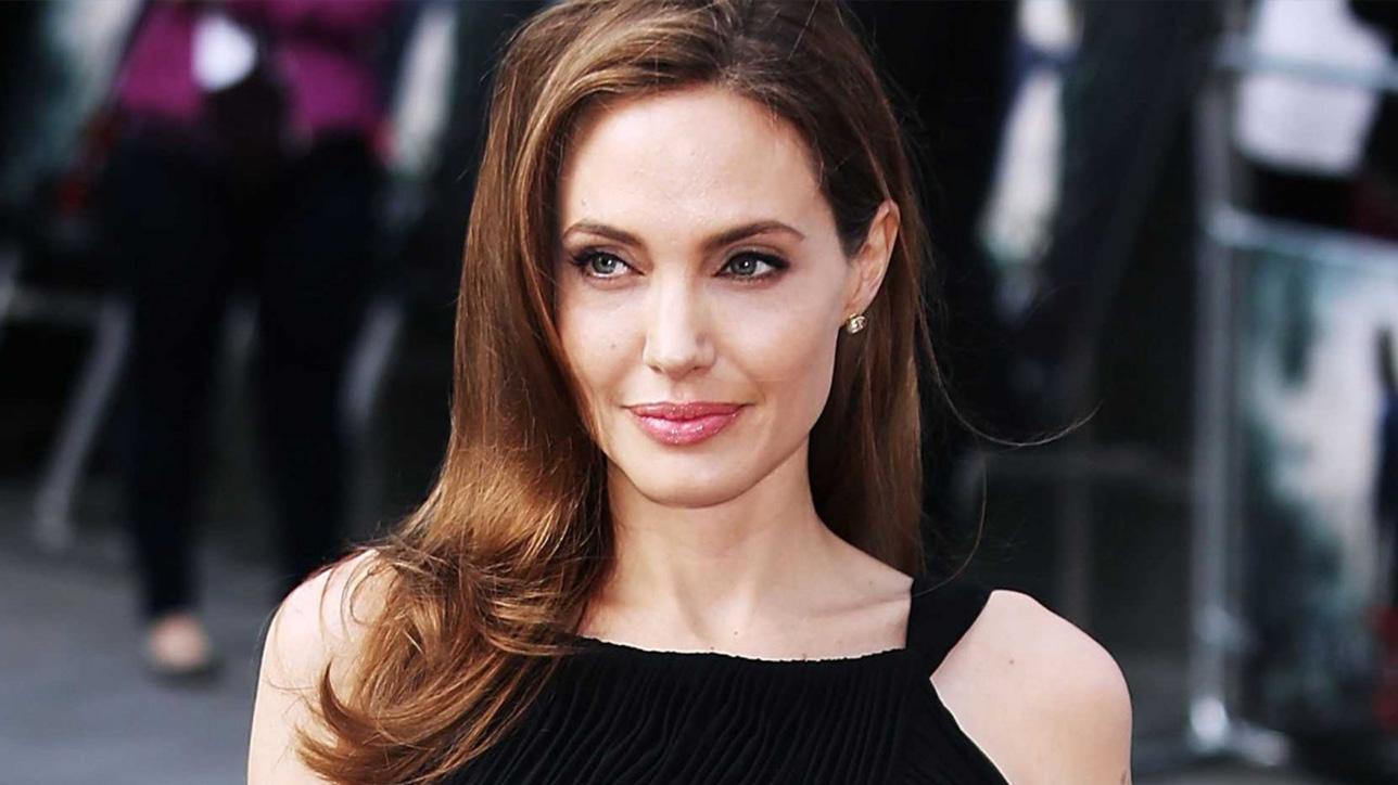 แอนเจลีนา โจลี ( Angelina Jolie ) รับบทเป็น  มาเลฟิเซนต์