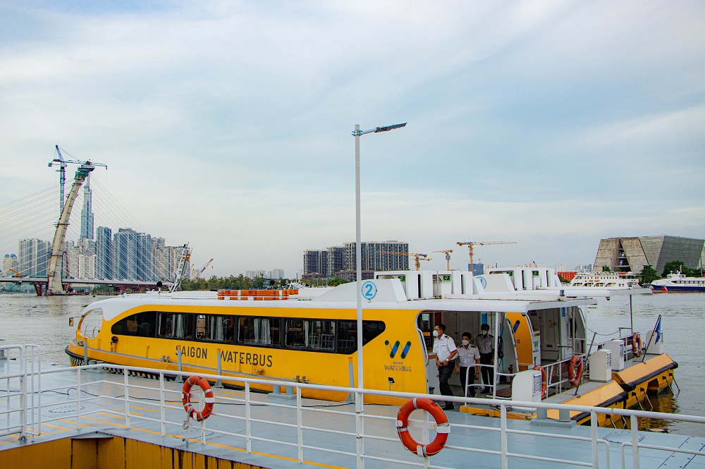 Waterbus có mái che để phục vụ du lịch 