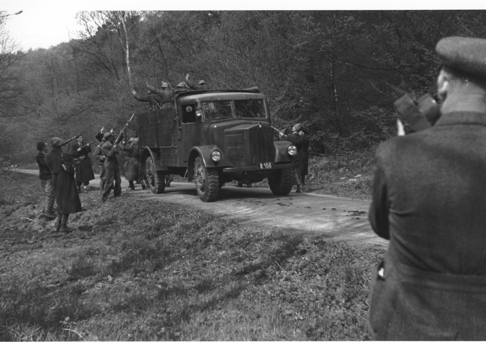 Зброю роздобували всіма способами. На фото - роззброєння відділу чехословацької армії Фото: Архів ЦДВР.