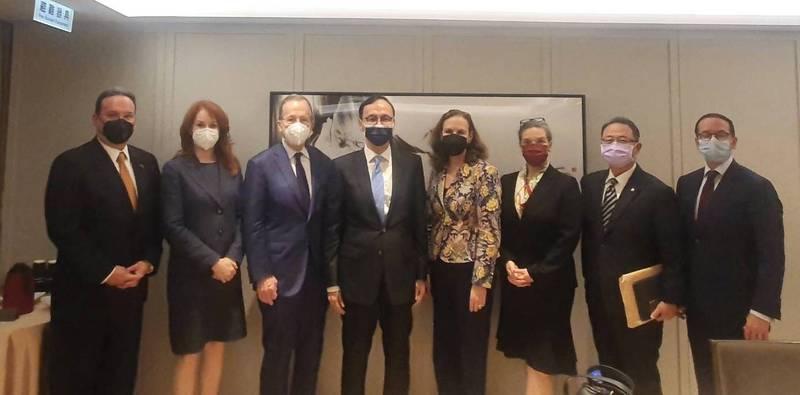 國民黨主席朱立倫傍晚與美國總統拜登特使團會面,朱會後表示,大家都是老朋友見面。(國民黨提供)