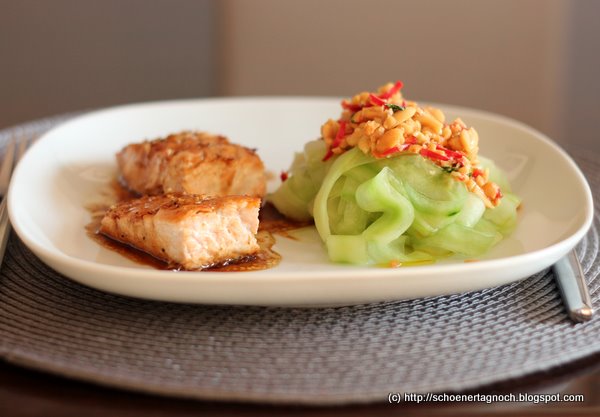 Honigglasierter Lachs mit Gurkensalat und Erdnuss-Pesto - Schöner Tag noch!