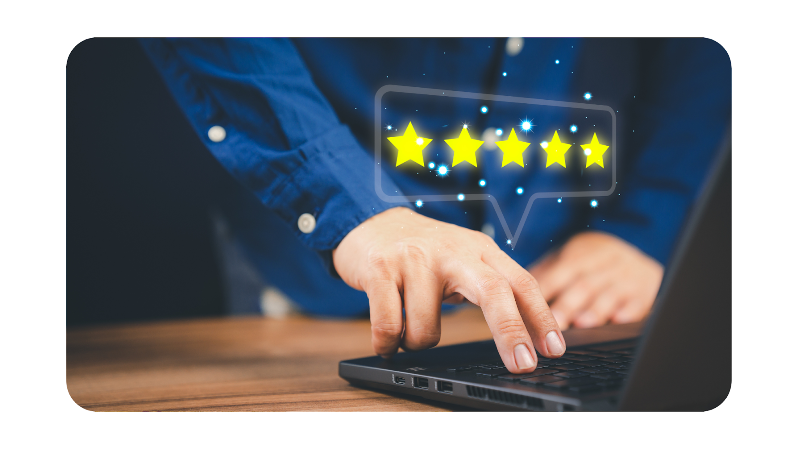 Persona calificando experiencia con cinco estrellas una encuestas analizada con inteligencia artificial