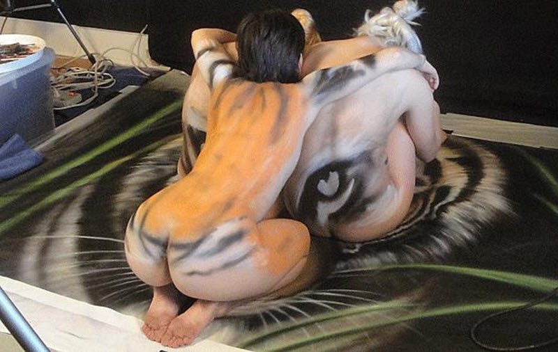 Incredible body paint art - Save Tiger body painting project by Craig Tracy...