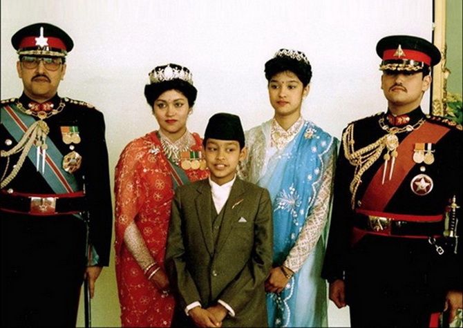 Wer tötete 2001 die gesamte Familie des Königs von Nepal und sich selbst, und wozu führte dies letztendlich?  2