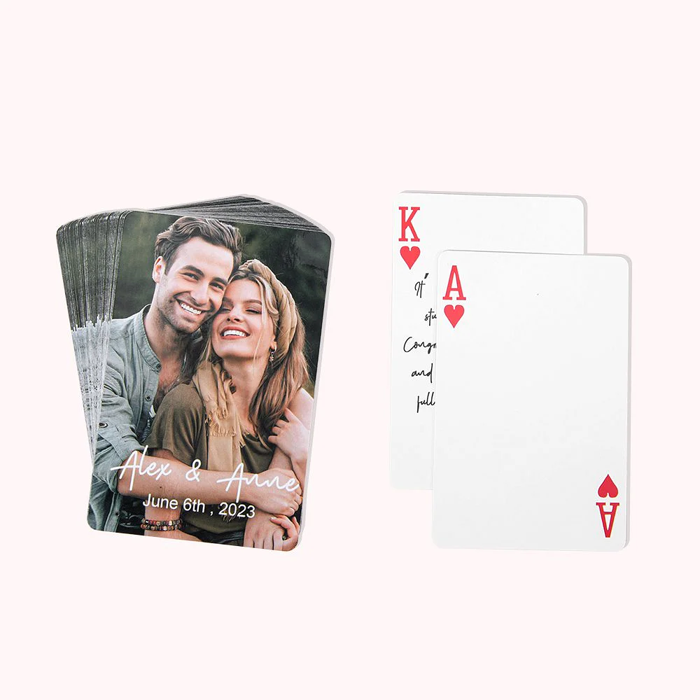 jeu de cartes de poker personnalisé avec photographie d’un couple, leurs prénoms et une date.