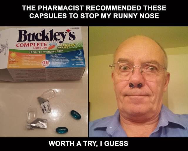 Esse meme de farmacêutico mostra 2 imagens. na primeira aparece uma cartela de comprimidos para coriza, e na segunda um senhor com um comprimido enfiado em cada narina. A legenda diz "o farmacêutico recomendou essas cápsulas para parar minha coriza. Acho que valeu a tentativa". 