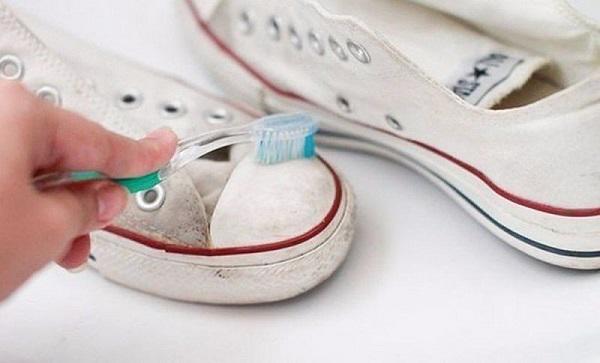 Giặt giày định kỳ, trung bình 2-3 tuần/lần sẽ giúp bạn loại bỏ mùi hôi khó chịu và ngăn ngừa các bệnh về da 