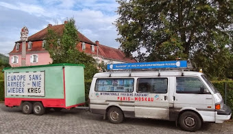 Bike for Peace Begleitfahrzeug mit Anhänger.