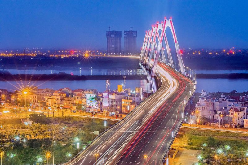Cầu Nhật Tân về đêm lung linh ánh đèn (Nguồn: Internet)