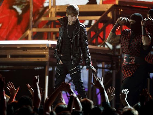 justin bieber grammys 2011 performance. Justin Bieber performs at the