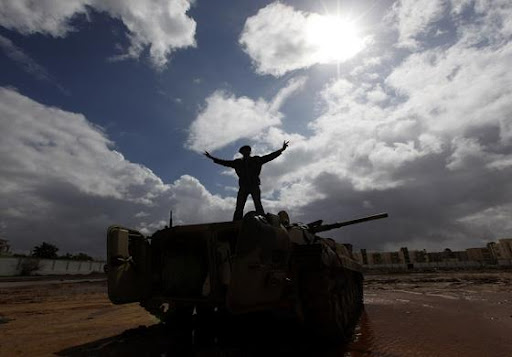 105766 warga libya menaiki tank milik militer  Photo: the Civil with the Guns on Libya