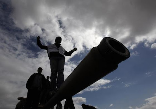 105762 warga libya menaiki tank milik militer  Photo: the Civil with the Guns on Libya