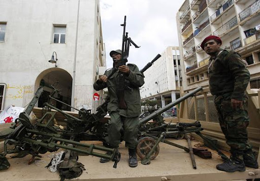105763 warga libya mengambil senjata milik militer  Photo: the Civil with the Guns on Libya