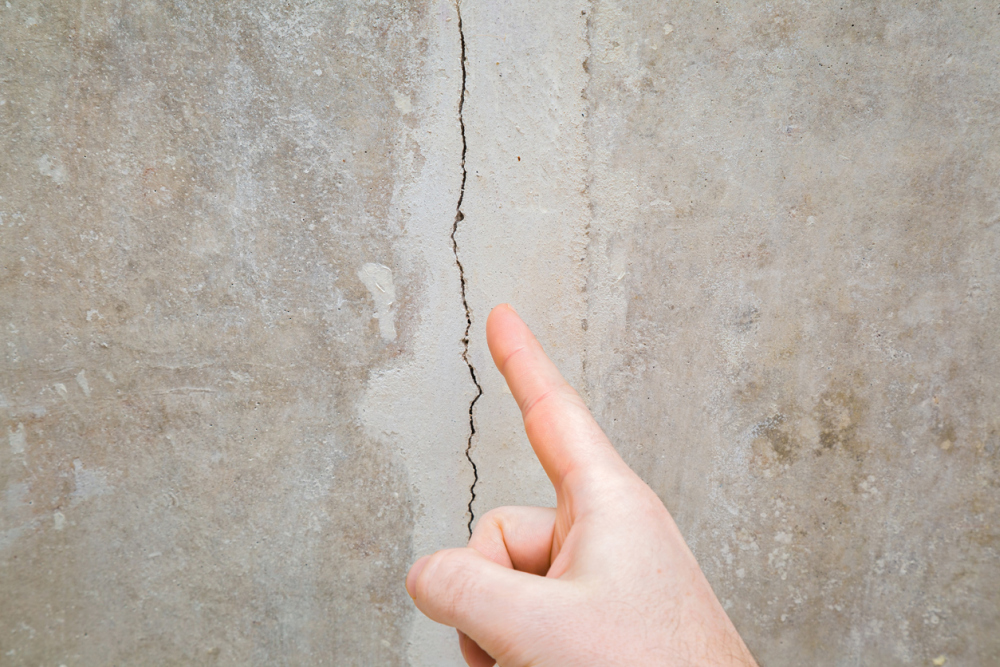 crack on plaster walls