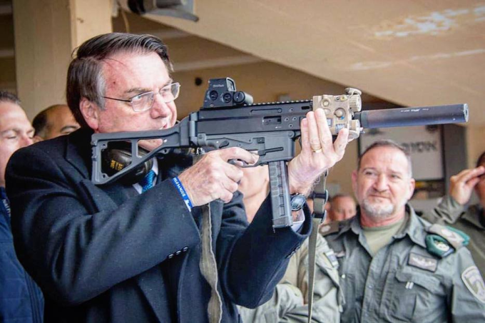 Bolsonaro usa arma em viagem a Israel