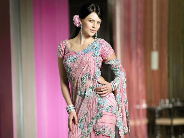 Yana Gupta Glamorous In Typical Indian Wears