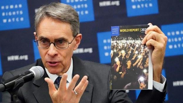 国际人权组织“人权观察”负责人罗斯手拿刚刚发布的2020全球人权报告(路透社)