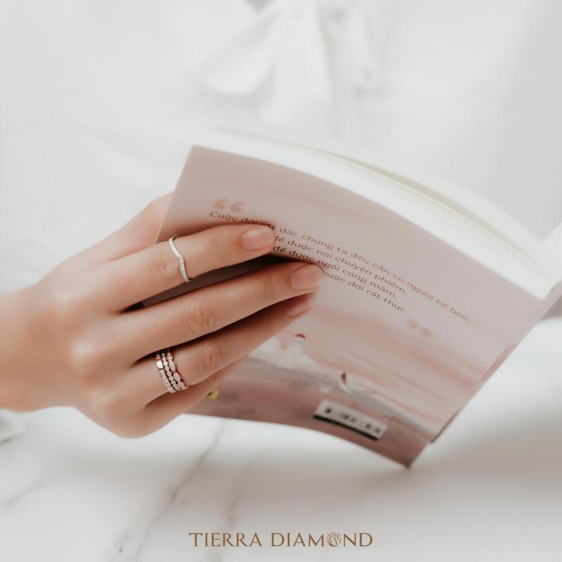 Chiếc nhẫn kim cương lấp lánh được đeo ở ngón trỏ