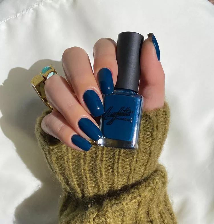 uñas azul marino