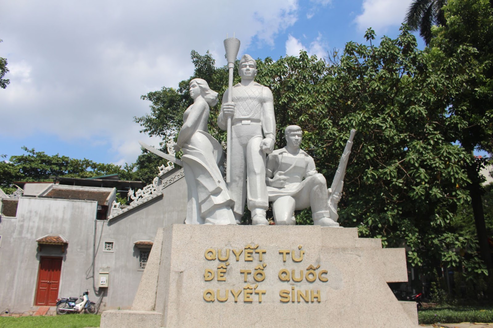 Martyrs Monument- tempat wisata di hanoi vietnam