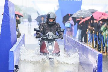 Tiêu chuẩn chống nước IP67 cho phép Theon 2023 dễ dàng băng qua địa hình ngập nước