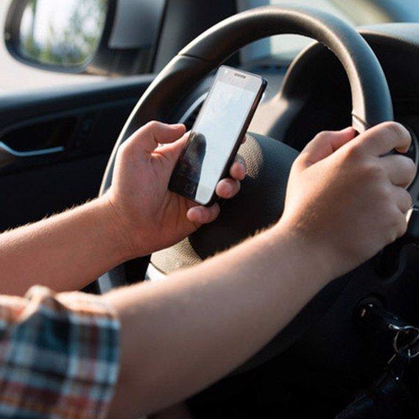 Hạn chế sử dụng điện thoại khi lái xe