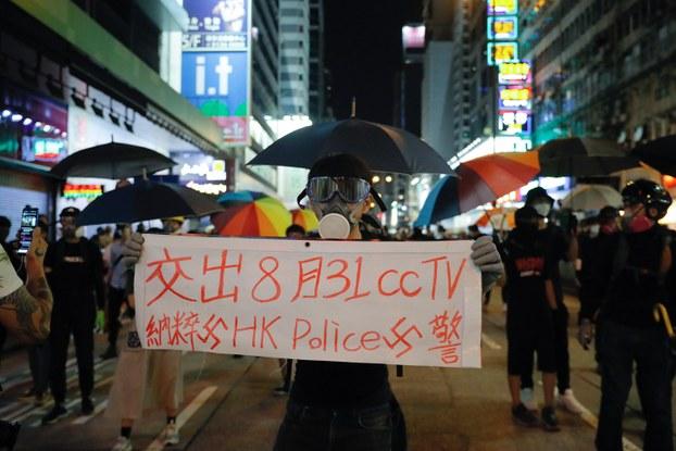2019年9月7日,大批示威者云集香港九龙太子地铁站附近,高呼“公开闭路电视片段”、“追究警察袭击市民”和“还我港人港铁”等口号。(美联社)