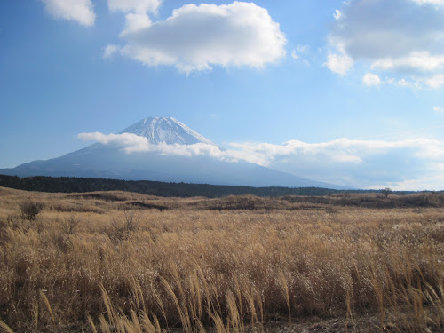 静岡県に入ったあたりで富士山を望む