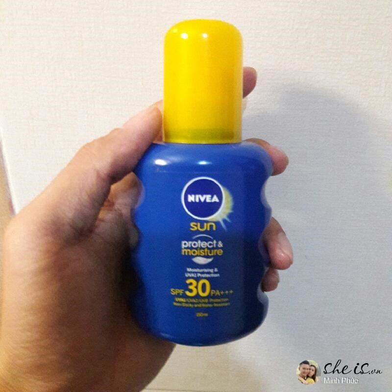 kem-chong-nang-cua-nivea-Pflegendes Sonnenspray LSF 30.jpg