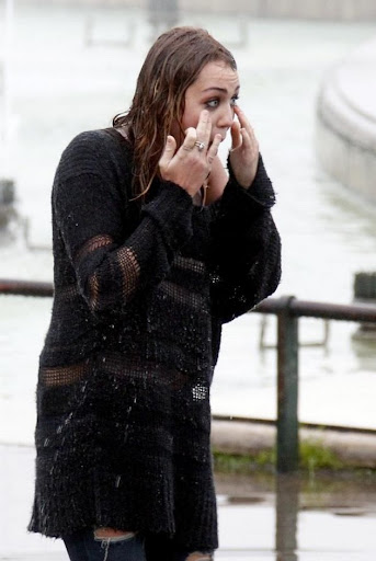 Miley Cyrus Ashley Greene LOL 020 135x95 Miley Cyrus & Ashley Greene got wet