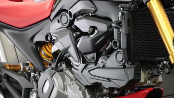 Ducati Monster 2023 được trang bị động cơ Testastretta 11 V-twin đạt tiêu chuẩn khí thải Euro 5