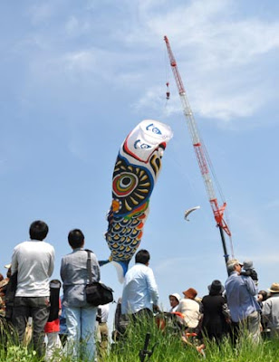 観覧客とジャンボ鯉のぼり