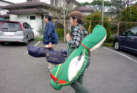 いざゴルフ打ちっぱなしへ