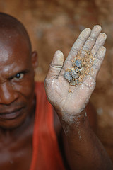 Un congoleño sosteniendo un puñado del mineral coltán en su mano Un congoleño sosteniendo un puñado del mineral coltán en su mano