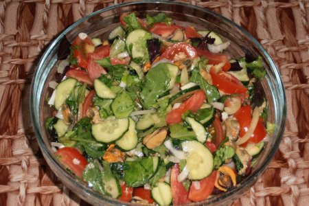 Salad with mussels, vegetables and herbs
