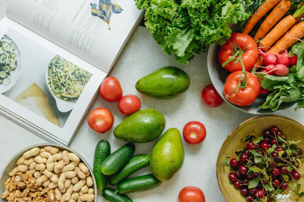 legume și fructe pe masă in boluri