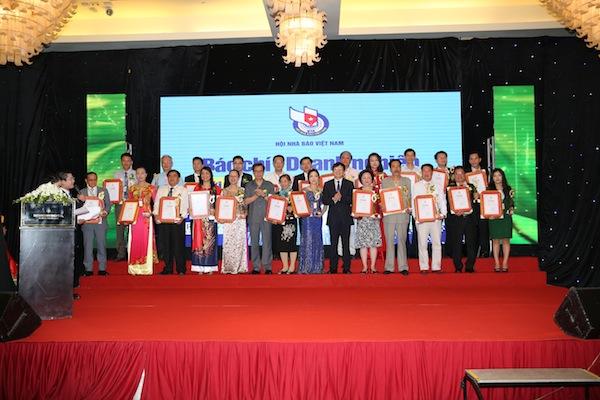 Ban tổ chức trao kỉ niệm chương cho các doanh ngghiệp đồng hành cùng chương trình